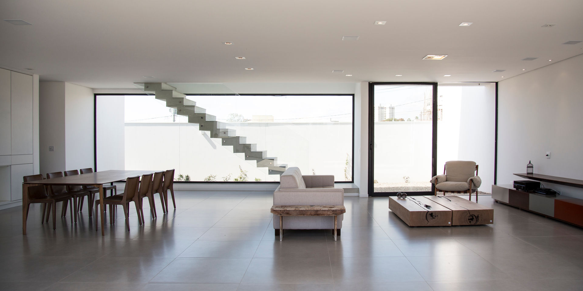 RESIDÊNCIA CS, F:POLES ARQUITETOS ASSOCIADOS F:POLES ARQUITETOS ASSOCIADOS モダンデザインの リビング