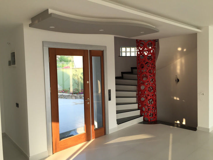 ON THE BEACH III / BODRUM, SAYTAS SABUNCUOGLU YAPI VE TIC.LTD.STI. SAYTAS SABUNCUOGLU YAPI VE TIC.LTD.STI. Modern Corridor, Hallway and Staircase