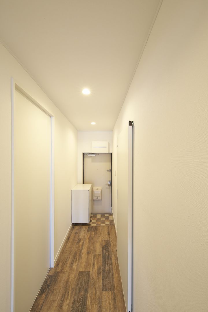 Rental apartment | renovation, FRCHIS,WORKS FRCHIS,WORKS Eclectic style corridor, hallway & stairs Wood Wood effect