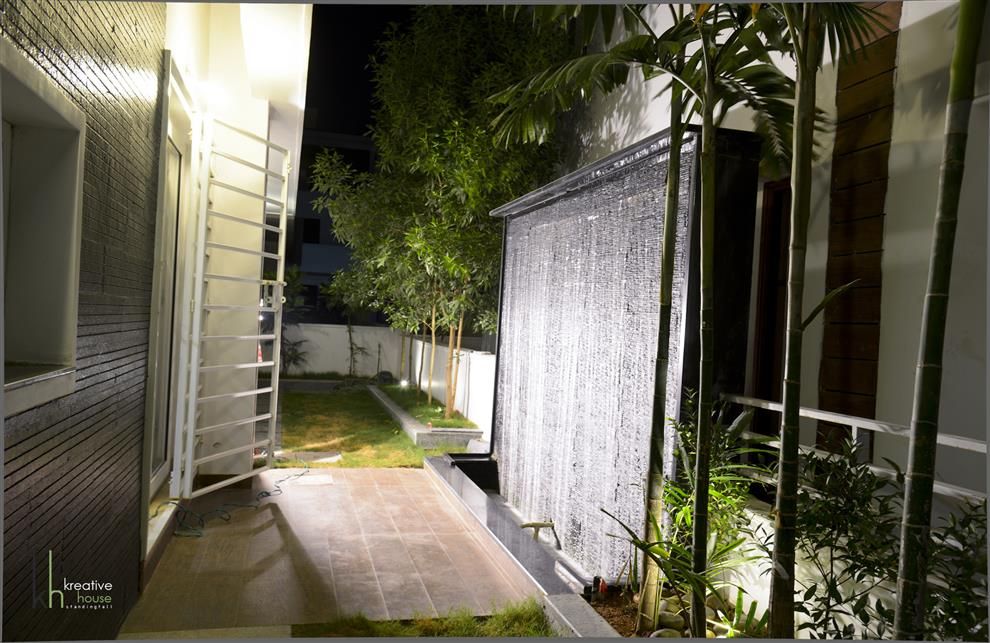 MODERN HOUSE WITH CLASSICAL TOUCH, KREATIVE HOUSE KREATIVE HOUSE Balcone, Veranda & Terrazza in stile moderno Bambù Verde
