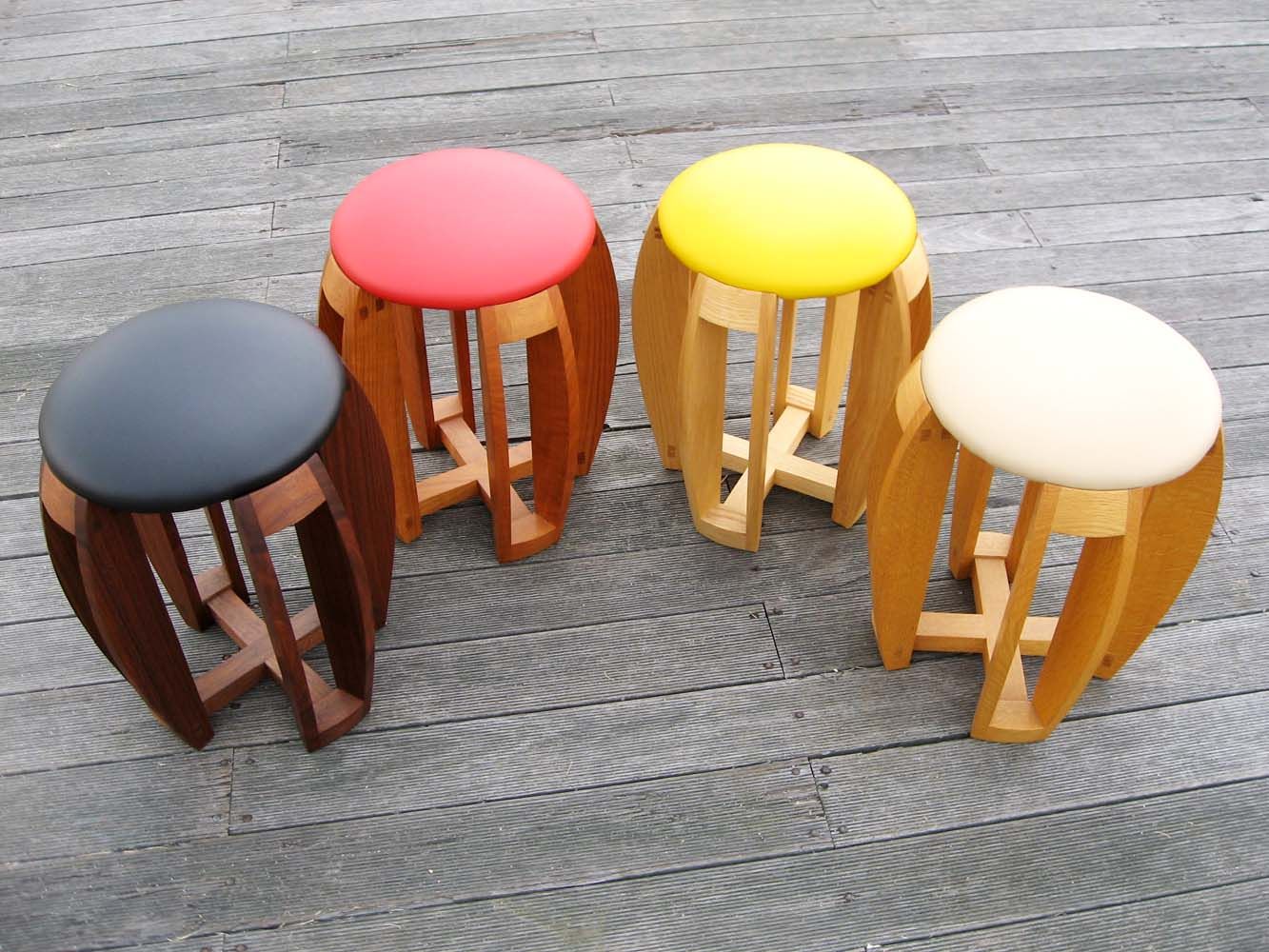 tamago, 工房 まつした 工房 まつした Modern living room Stools & chairs