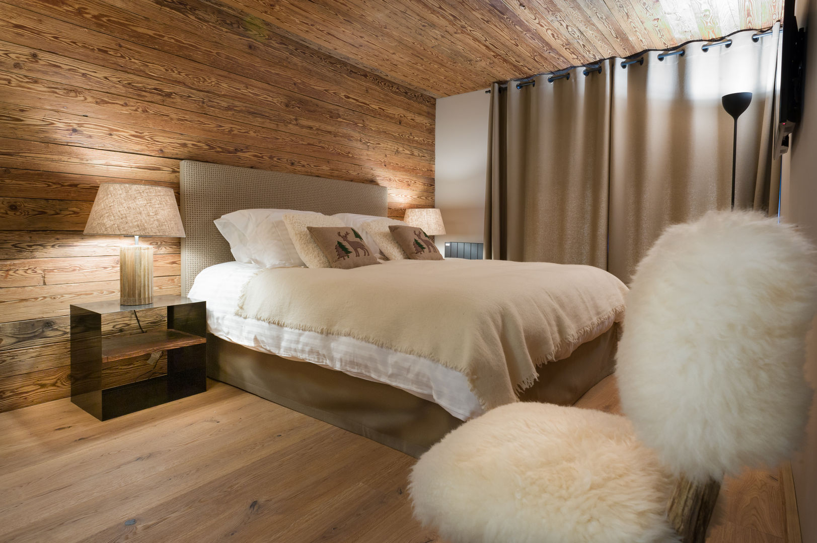 Chalet à Crans Montana, DeerHome DeerHome Phòng ngủ phong cách mộc mạc