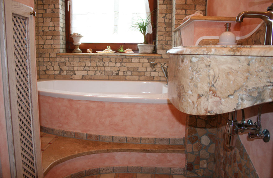 Mediterranes Bad Creme Rosé, Travertin und Antikmarmorwaschtisch, Villa Medici - Landhauskuechen aus Aschheim Villa Medici - Landhauskuechen aus Aschheim Salle de bain méditerranéenne Marbre