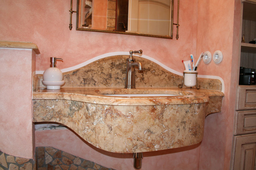 Mediterranes Bad Creme Rosé, Travertin und Antikmarmorwaschtisch, Villa Medici - Landhauskuechen aus Aschheim Villa Medici - Landhauskuechen aus Aschheim Bathroom سنگ مرمر