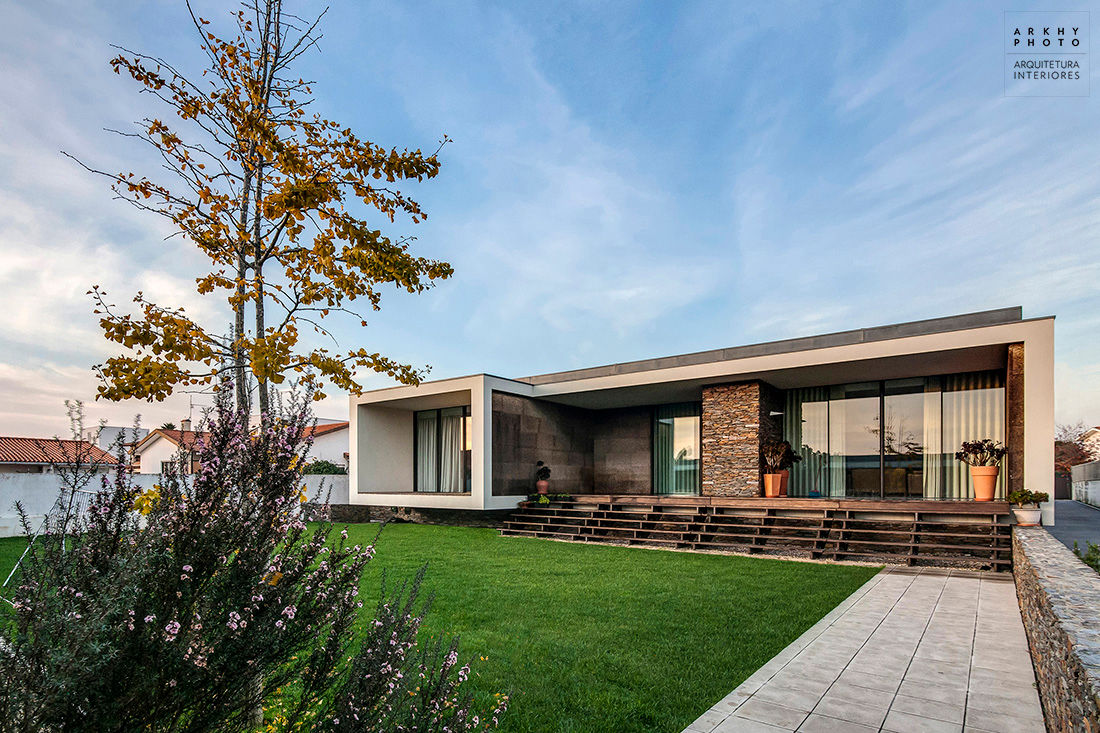 Casa AVR - Ovar ARKHY PHOTO Casas modernas Nuvem,Céu,Plantar,Construção,Propriedade,Janela,Terreno,lar,Paisagem natural,Madeira