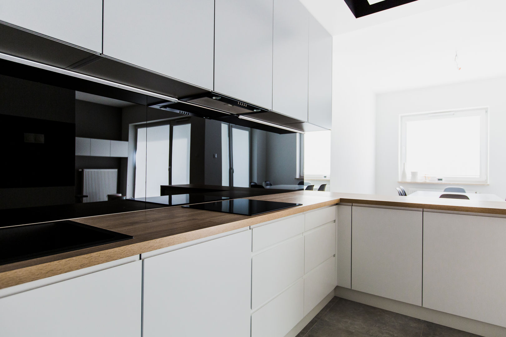 Wnętrze mieszkalne nowoczesne i pełne ciepła, ADM MEBLE ADM MEBLE Modern kitchen MDF Cabinets & shelves
