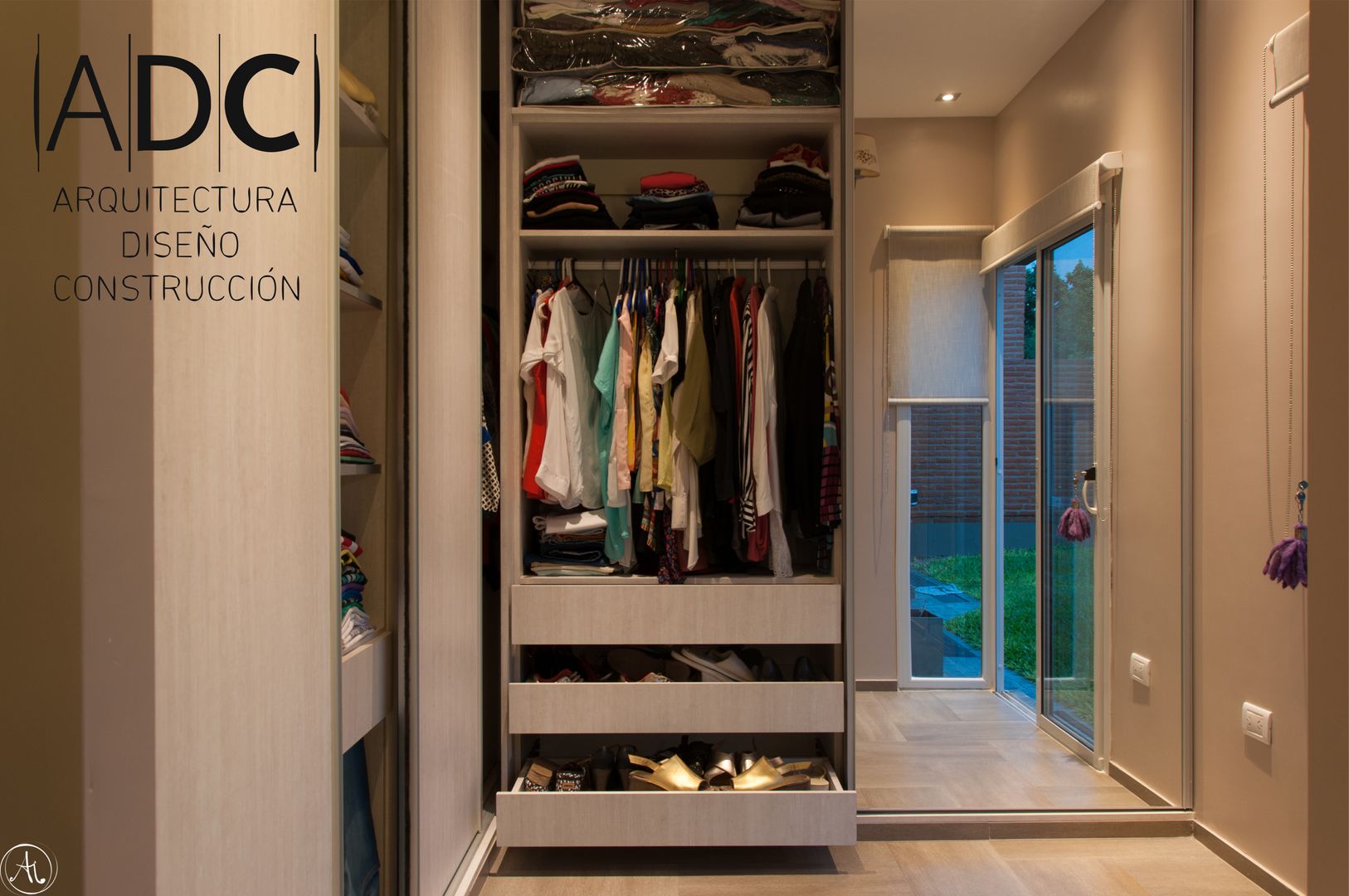 Vista general de vestidor DIAZ GUERRA ESTUDIO Closets de estilo moderno Clósets y cómodas