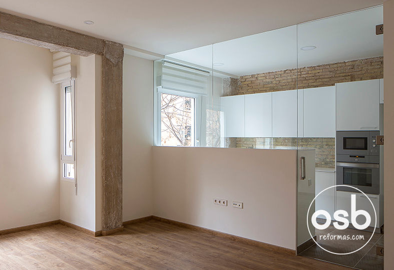 Cocina osb arquitectos Cocinas de estilo moderno Vidrio cocina,cristal,parquet,ladrillo visto,blanco roto,postformado blanco,pilares vistos