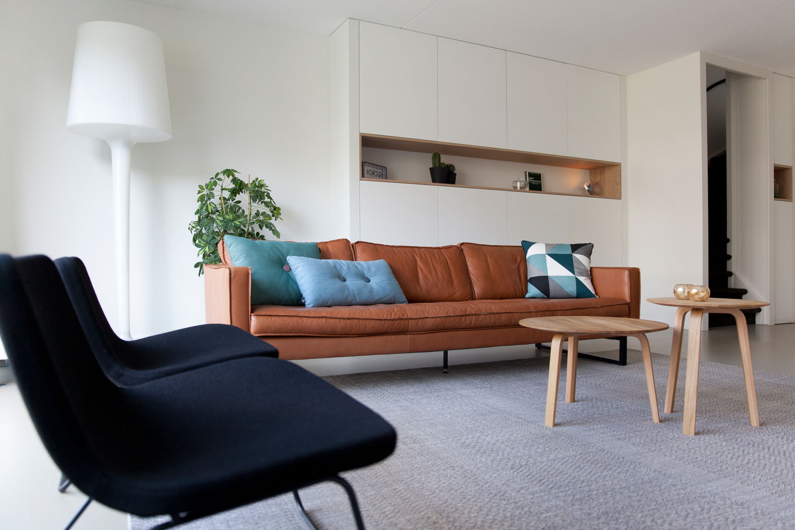 Gerestylde woonkamer in IJburg, Interieur Design by Nicole & Fleur Interieur Design by Nicole & Fleur غرفة المعيشة