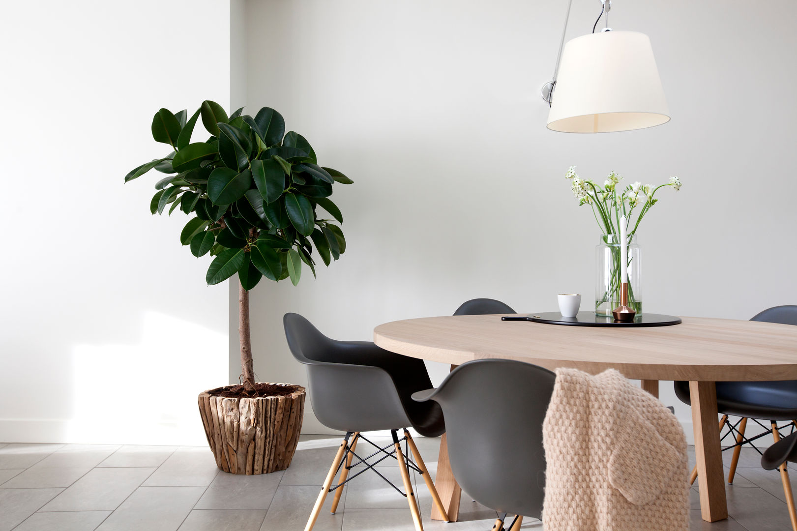 Verbouwing en restyling van een woning, Interieur Design by Nicole & Fleur Interieur Design by Nicole & Fleur Modern dining room