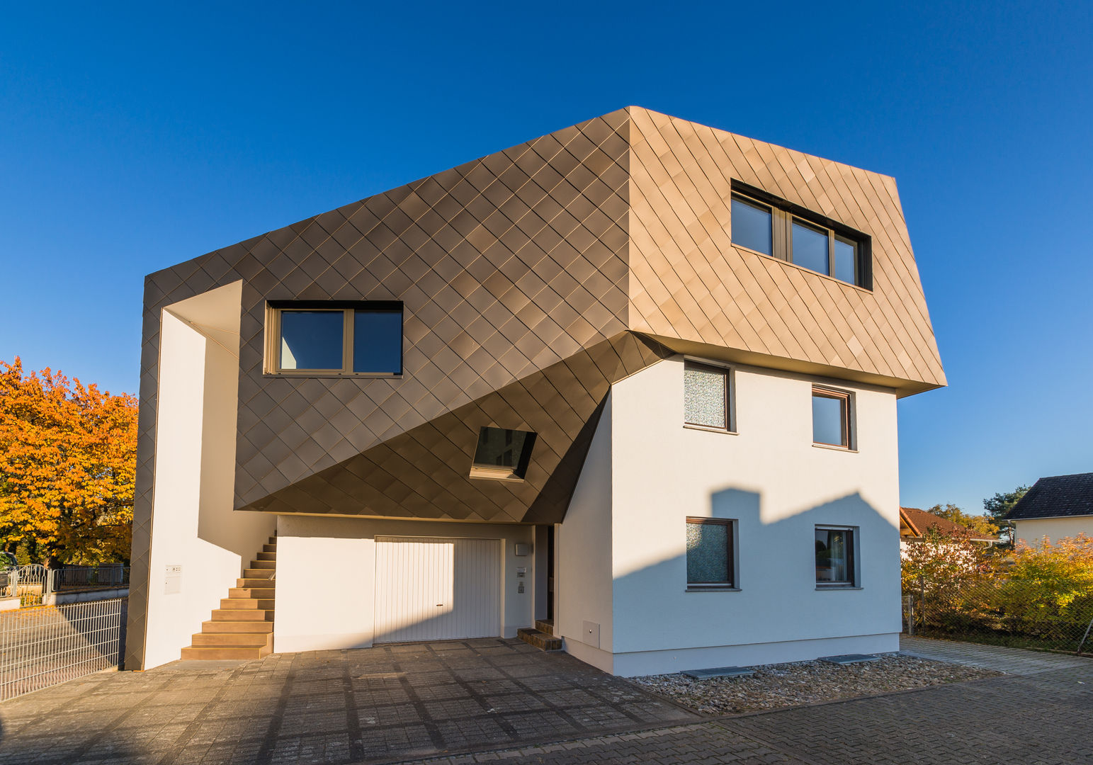 Dachaufstockung für ein Architekturbüro, Helwig Haus und Raum Planungs GmbH Helwig Haus und Raum Planungs GmbH Ausgefallene Häuser Himmel,Gebäude,Fenster,Pflanze,Leuchte,Grundstück,Haus,Hütte,Schatten,Holz