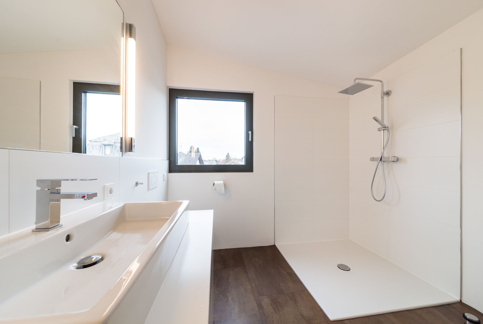 Dachaufstockung für ein Architekturbüro, Helwig Haus und Raum Planungs GmbH Helwig Haus und Raum Planungs GmbH Minimalist style bathroom