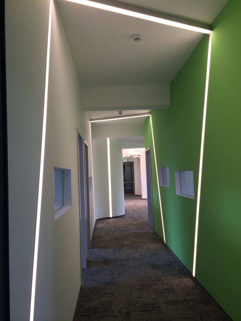 homify Modern Corridor, Hallway and Staircase