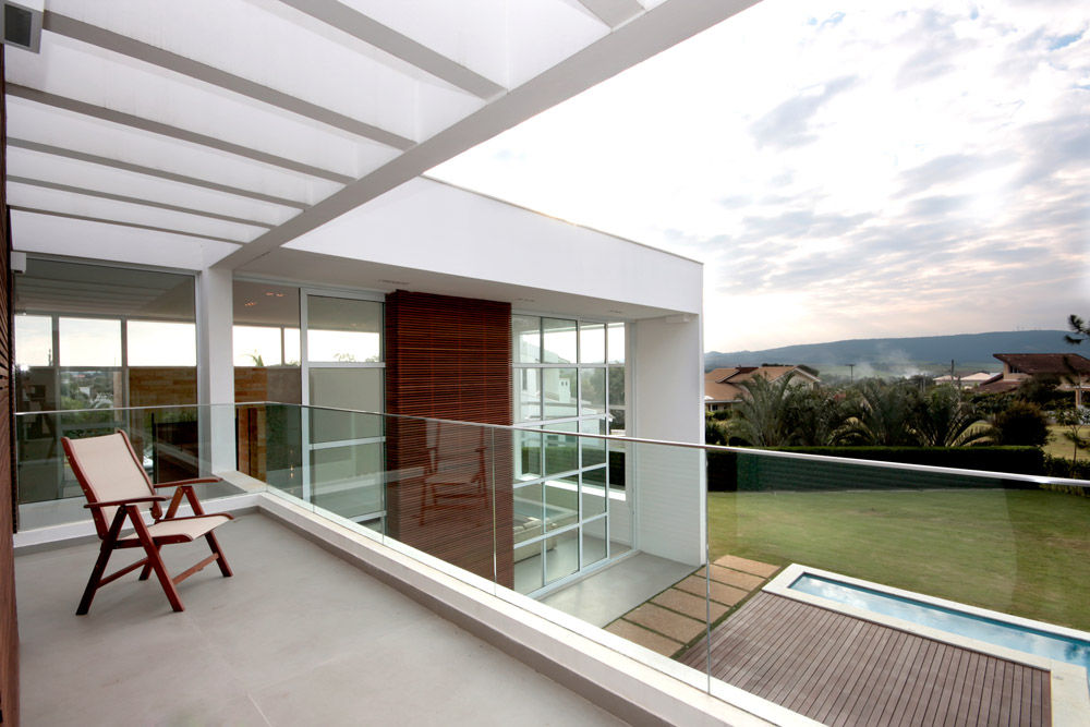 Residencia PG, F:POLES ARQUITETOS ASSOCIADOS F:POLES ARQUITETOS ASSOCIADOS Varandas, alpendres e terraços modernos