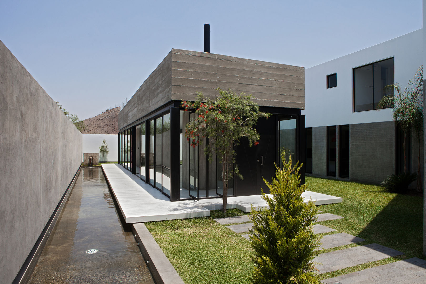 CASA RODEADA, NIKOLAS BRICEÑO arquitecto NIKOLAS BRICEÑO arquitecto 모던스타일 주택