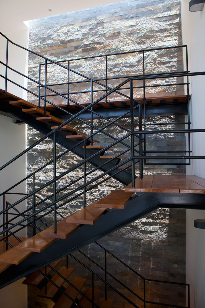 CASA RODEADA, NIKOLAS BRICEÑO arquitecto NIKOLAS BRICEÑO arquitecto Modern corridor, hallway & stairs