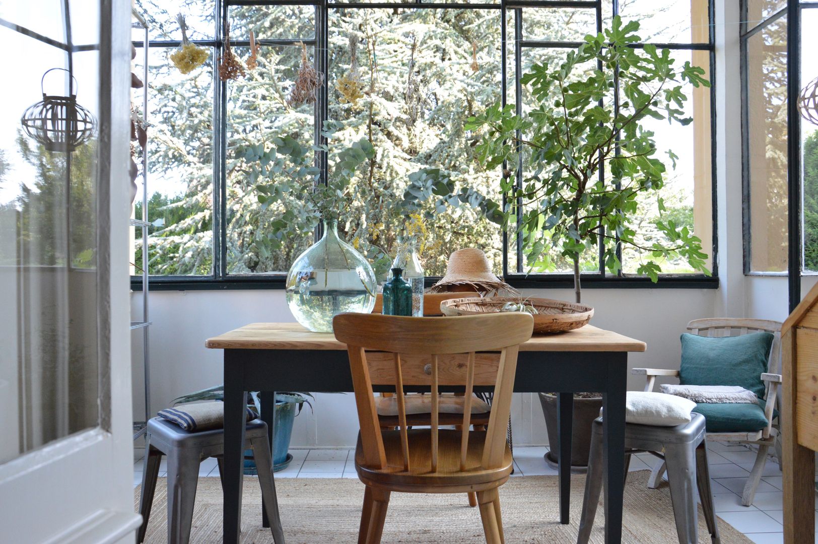 Jardin d'hiver, C'est du beau C'est du beau Balcones y terrazas rústicos Madera maciza Multicolor Mobiliario