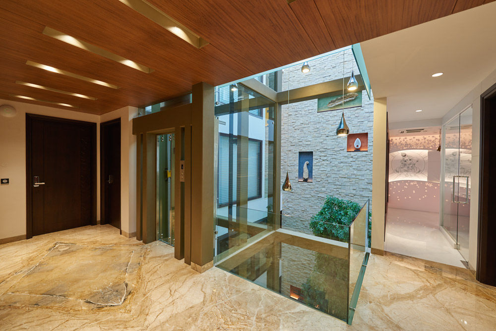 A courtyard house, eSpaces Architects eSpaces Architects Modern Corridor, Hallway and Staircase