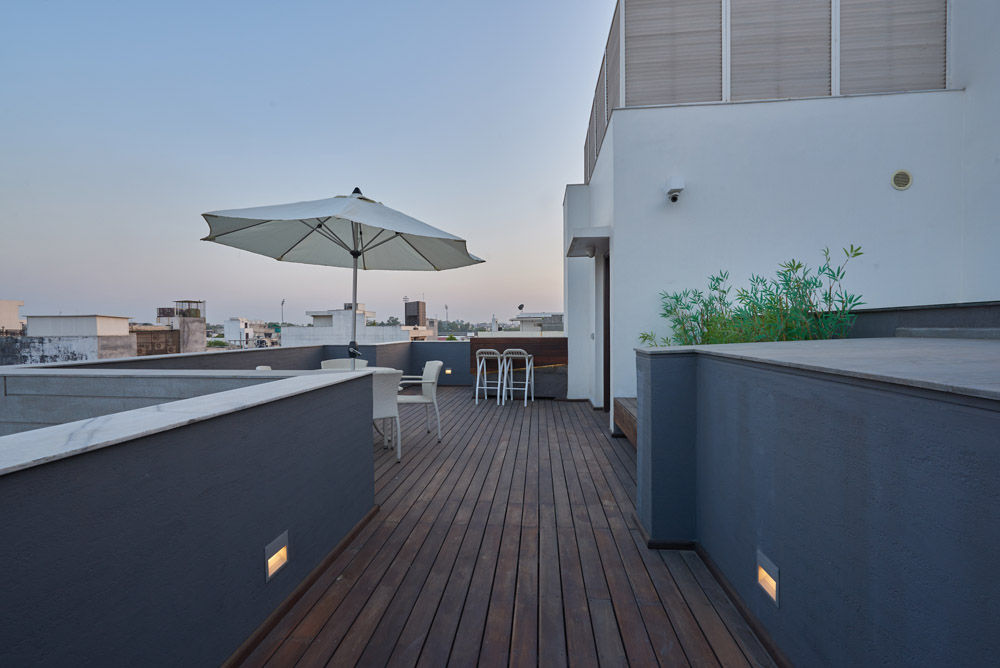 A courtyard house, eSpaces Architects eSpaces Architects Modern balcony, veranda & terrace