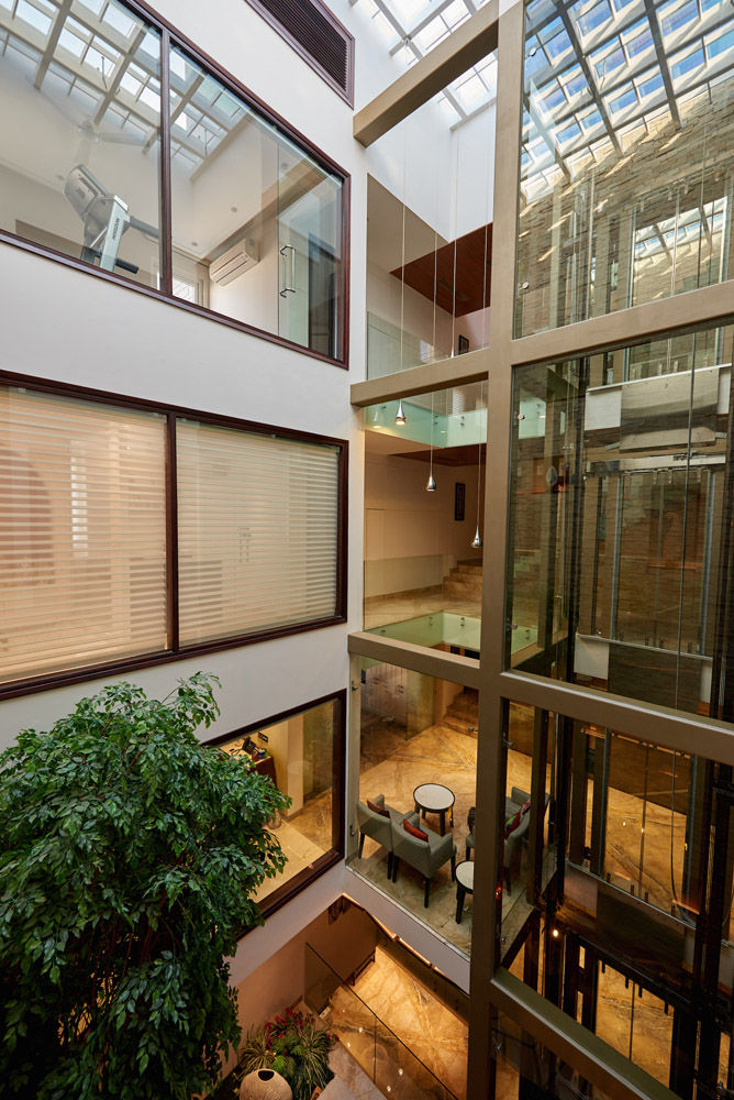 A courtyard house, eSpaces Architects eSpaces Architects Modern Corridor, Hallway and Staircase