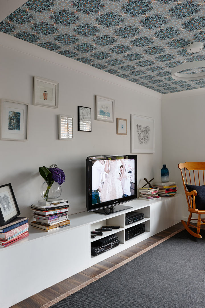 Virginia Water Apartment - Surrey Bhavin Taylor Design Salon moderne living room,wallpaper,furniture,storage,custom storage,cabinetry,pattern,ceiling lighting,artwork,blue,white