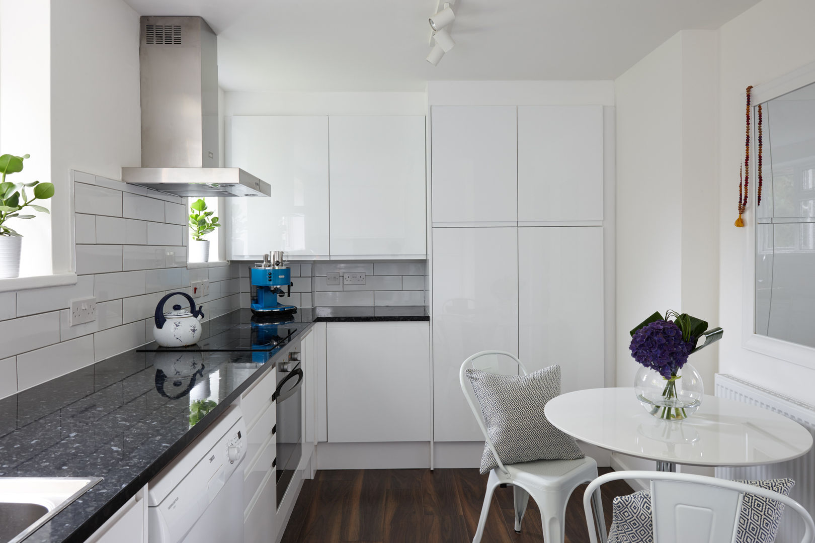 Virginia Water Apartment - Surrey Bhavin Taylor Design Cozinhas modernas kitchen,white,high gloss,blue,black,dining table,dining chairs,kettle,coffee machine,extractor fan