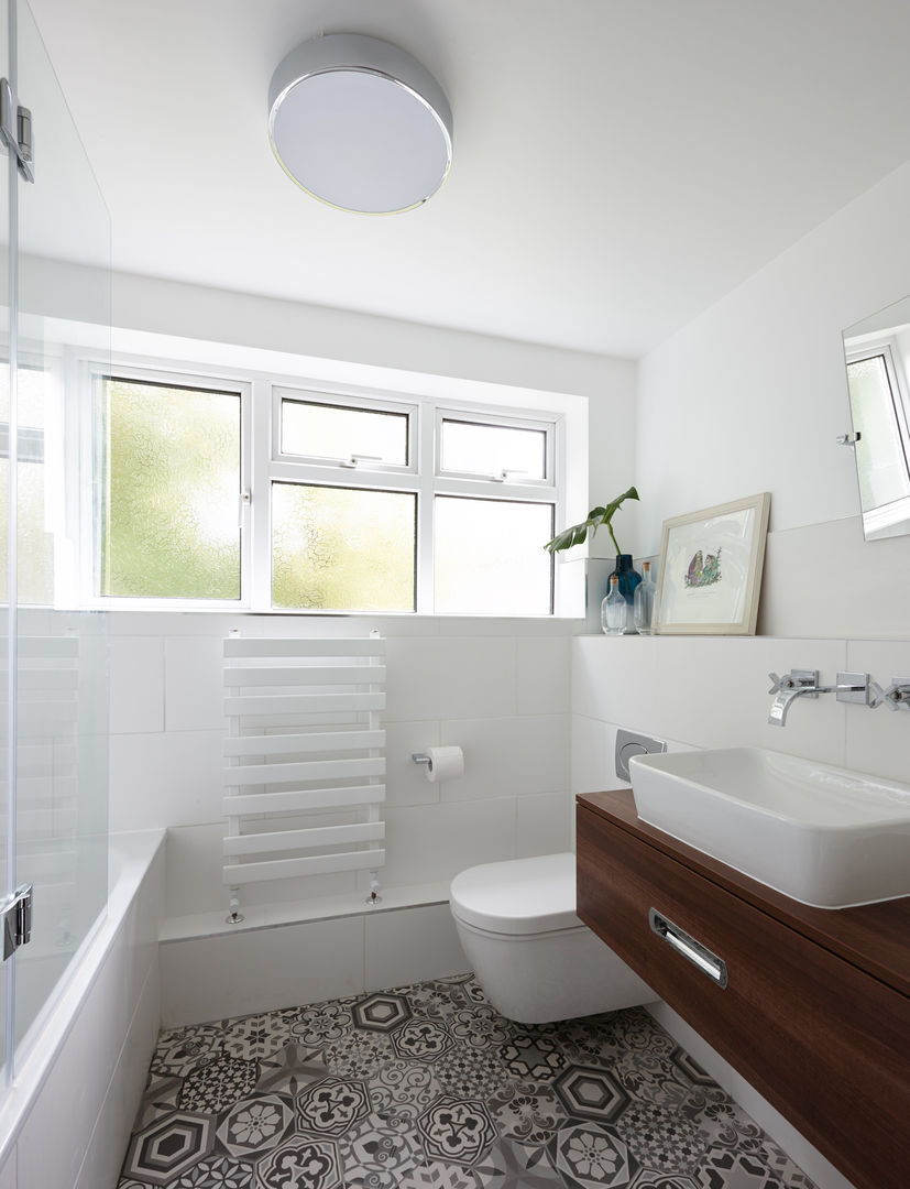 Virginia Water Apartment - Surrey Bhavin Taylor Design Ванна кімната Bathroom,vanity,sink,taps,toilet,towel radiator,pattern,tiles,flooring,walnut,white