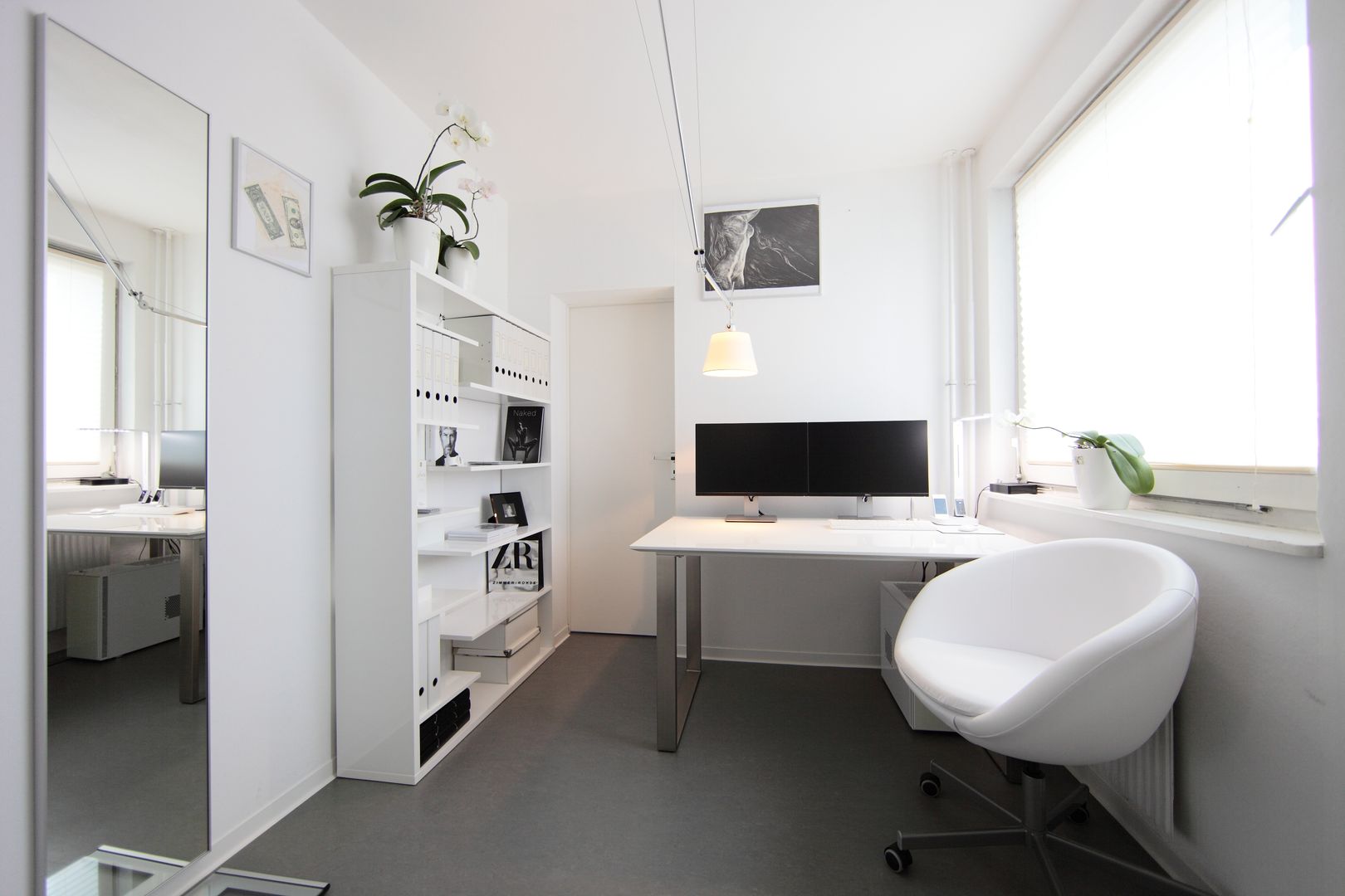 Häusliches Arbeitszimmer in Weiß, nadine buslaeva interior design nadine buslaeva interior design 書房/辦公室