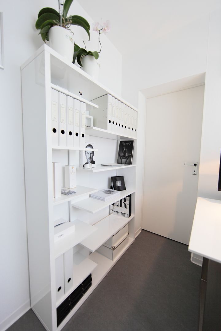 Häusliches Arbeitszimmer in Weiß, nadine buslaeva interior design nadine buslaeva interior design Escritórios minimalistas
