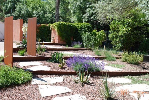 Une allée originale Jean-Jacques Derboux Jardin méditerranéen jardin,dalles,gravier,allée