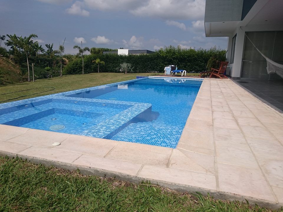 Piscina durante el dia homify Albercas modernas