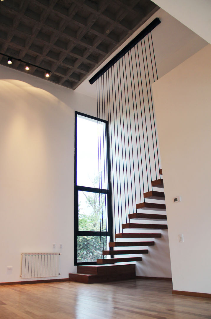 DI - Escalera en incienzo, Estudio .m Estudio .m Modern corridor, hallway & stairs