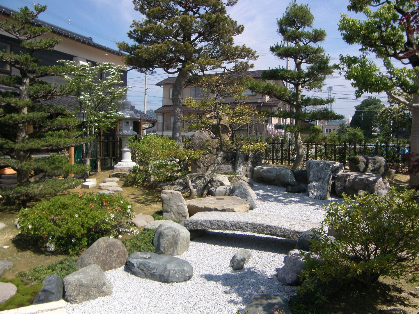 純和風な回遊式日本庭園, 株式会社 砂土居造園／SUNADOI LANDSCAPE 株式会社 砂土居造園／SUNADOI LANDSCAPE Vườn phong cách chiết trung