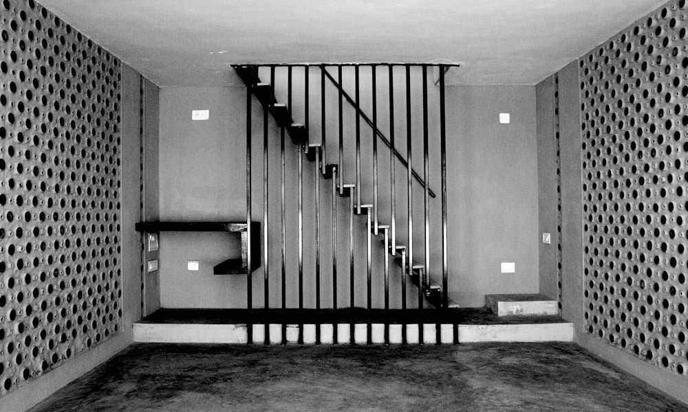 Living Room Staircase BETWEENLINES Minimalist corridor, hallway & stairs