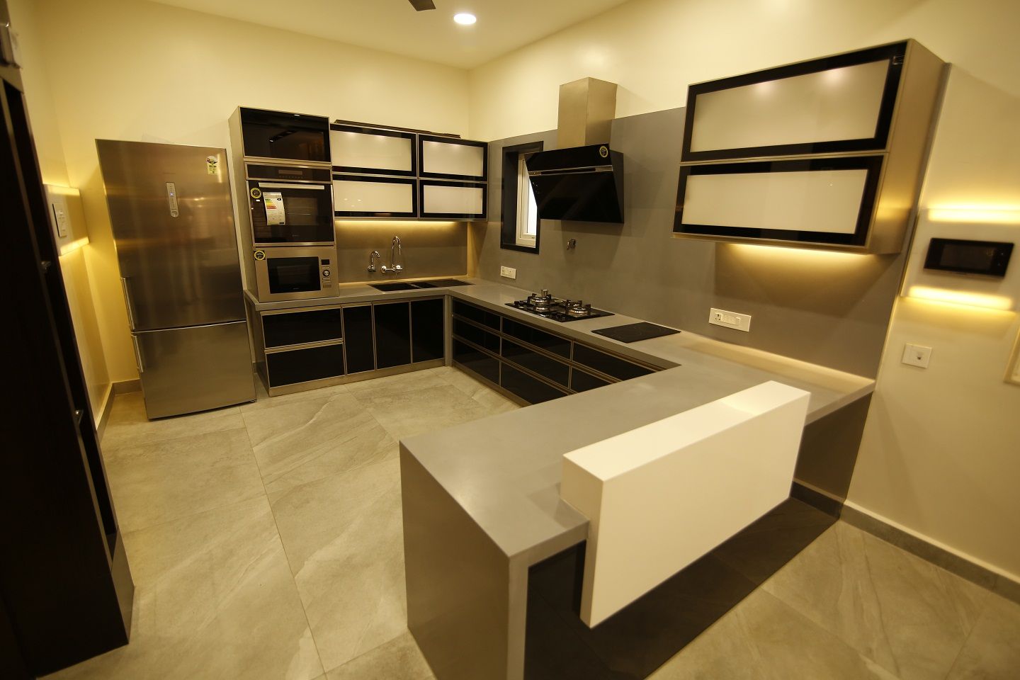 Residential interiors for Mr.Siraj at Chennai, Offcentered Architects Offcentered Architects Minimalistische keukens