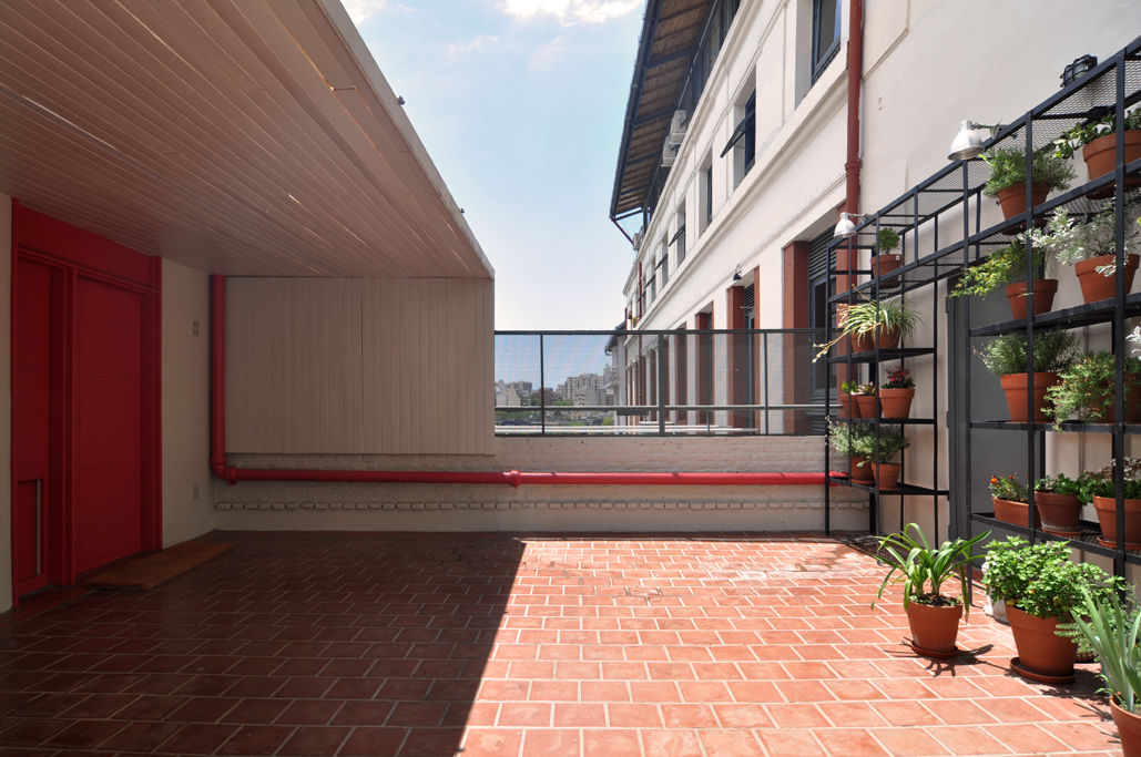 Patio Matealbino arquitectura Balcones y terrazas modernos