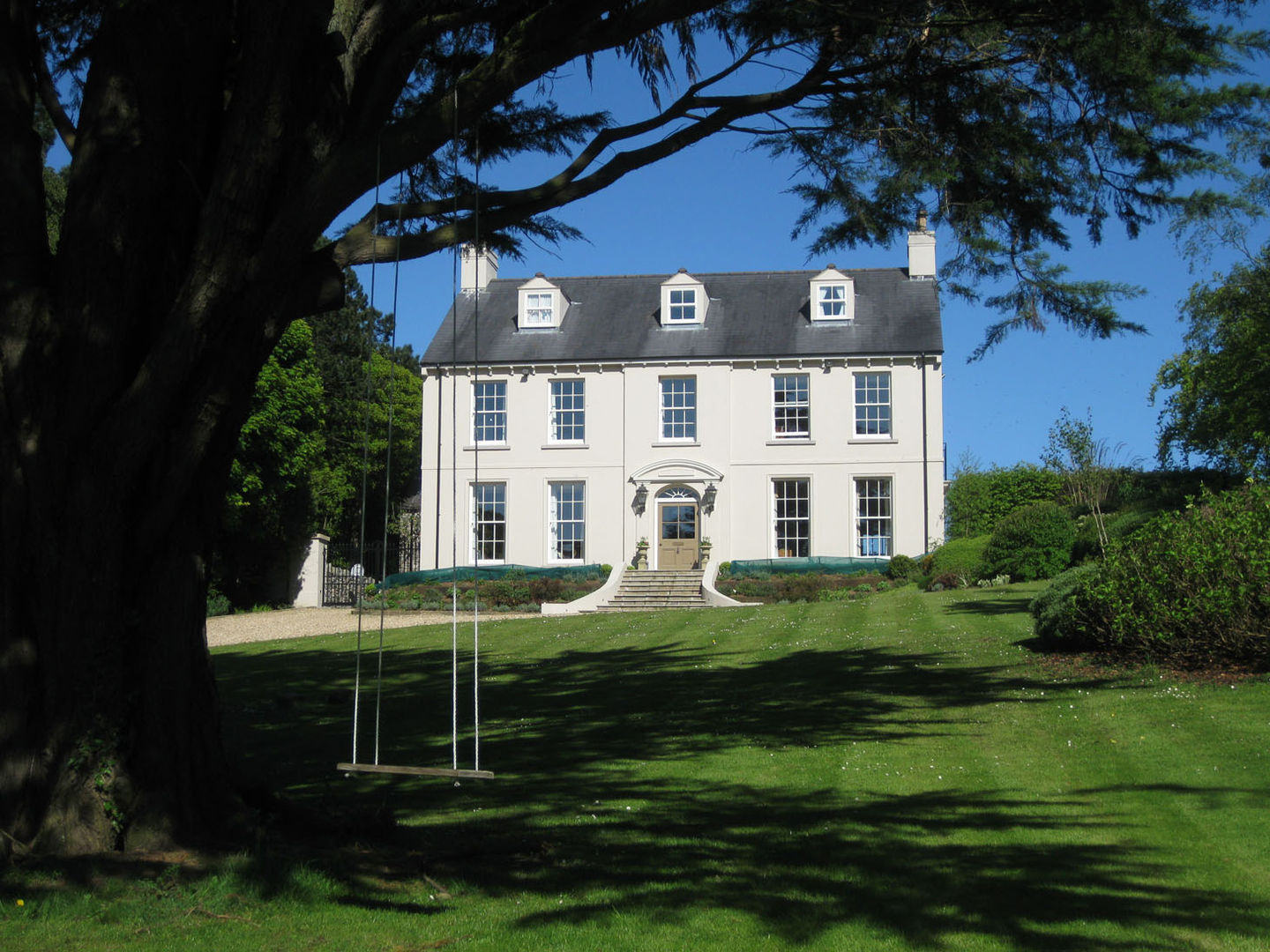 Classical Neo-Georgian country house with stone coach house, courtyard and tennis court, Des Ewing Residential Architects Des Ewing Residential Architects Casas clássicas