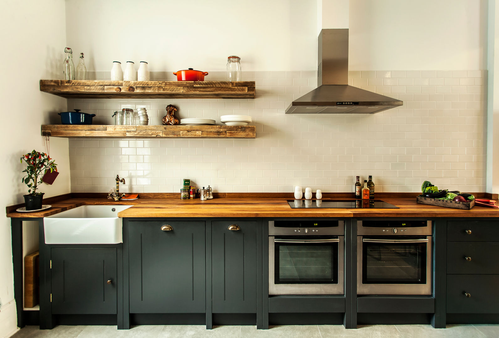 W10 Kitchen by British Standard British Standard by Plain English Rustykalna kuchnia Drewno O efekcie drewna