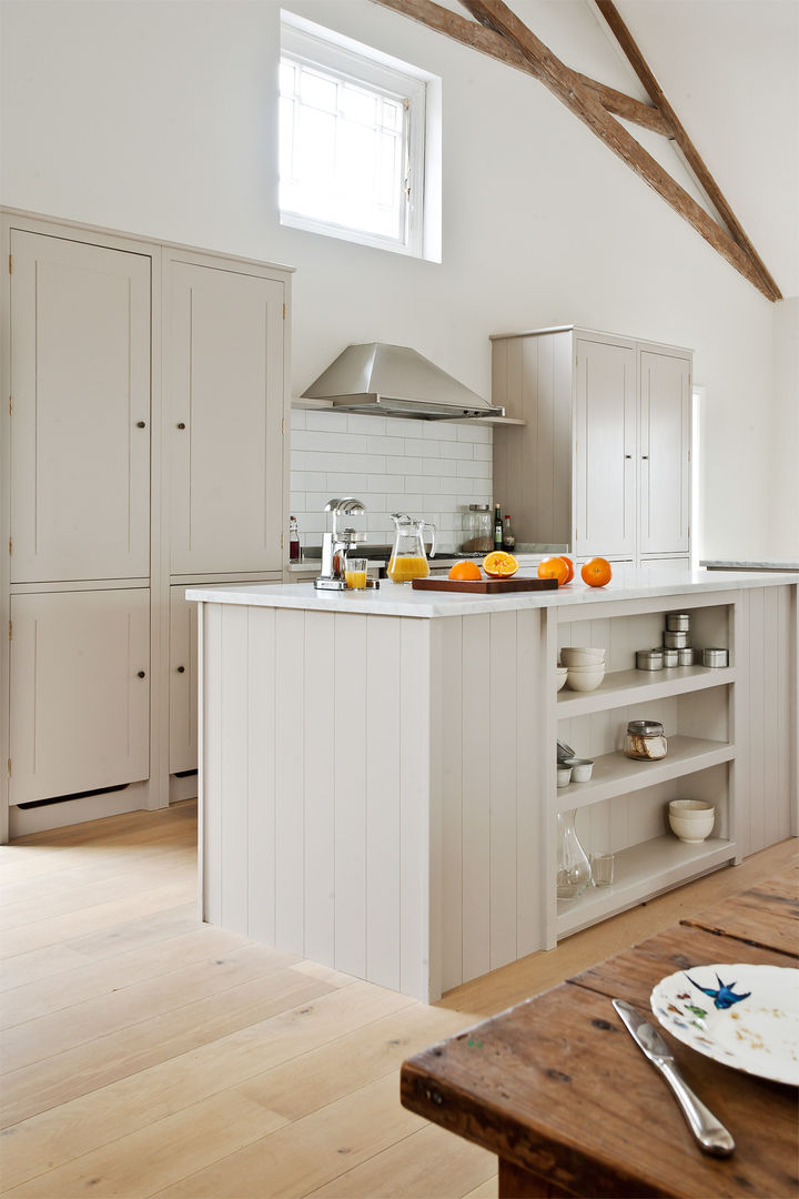 IP13 Kitchen by British Standard British Standard by Plain English Cocinas de estilo clásico Madera Acabado en madera