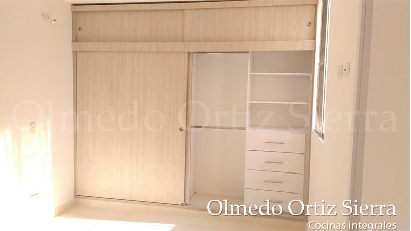 Closets , Cocinas Integrales Olmedo Ortiz Sierra Cocinas Integrales Olmedo Ortiz Sierra Modern Bedroom Wood Wood effect Wardrobes & closets