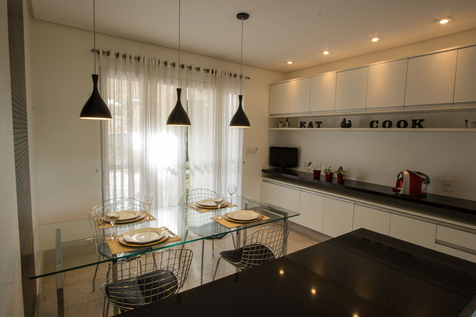Cozinha P&B Tejo Arquitetura & Design Cozinhas modernas cozinha preta,Iluminação de cozinha,armário de cozinha,copa,cadeira de cozinha,decoração de cozinha,cozinha,kitchen,cucina