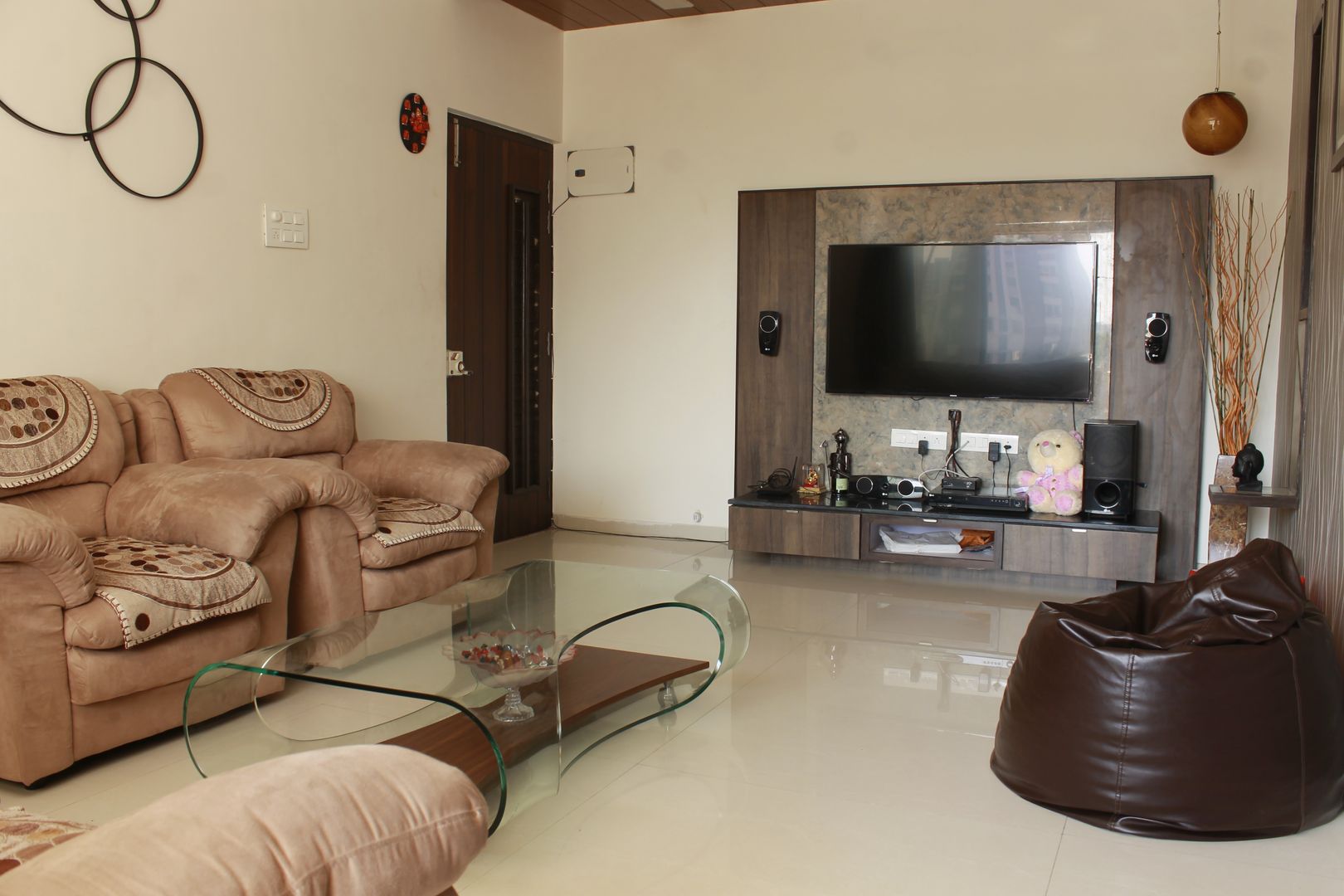 MR. ASHWINBHAI PATEL RESIDENCE, INCEPT DESIGN SERVICES INCEPT DESIGN SERVICES Salones de estilo moderno