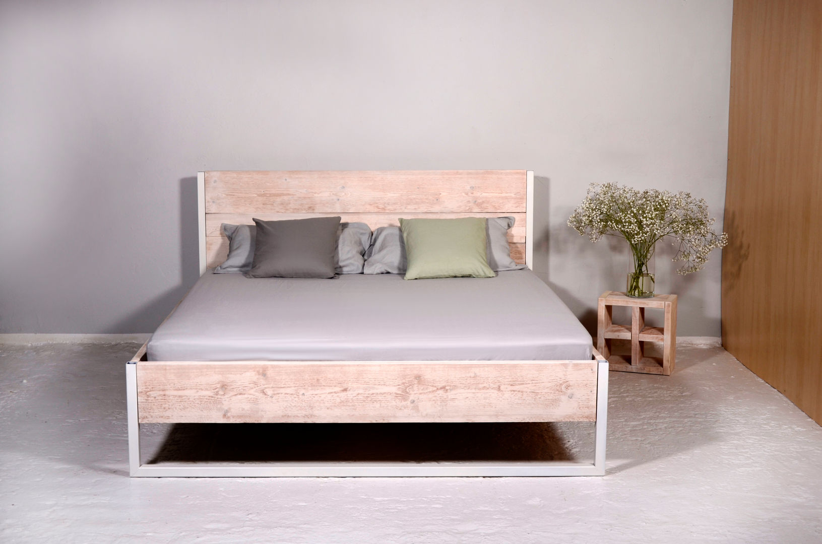 homify Industrial style bedroom Beds & headboards