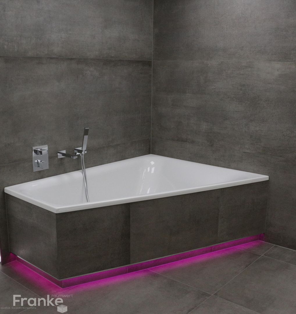 Betonlook im Großformat mit integrierter LED Beleuchtung, Elmar Franke Fliesenlegermeisterbetrieb e.K. Elmar Franke Fliesenlegermeisterbetrieb e.K. Industrial style bathrooms