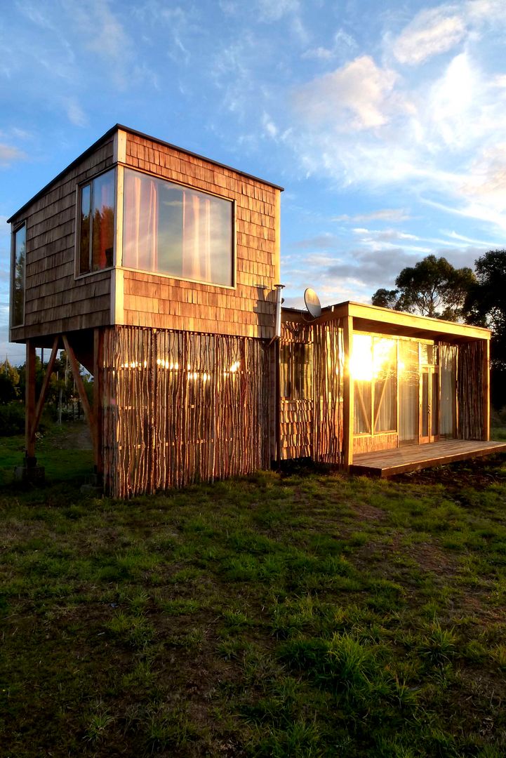 Frente y pieza elevada homify Casas estilo moderno: ideas, arquitectura e imágenes Madera Acabado en madera