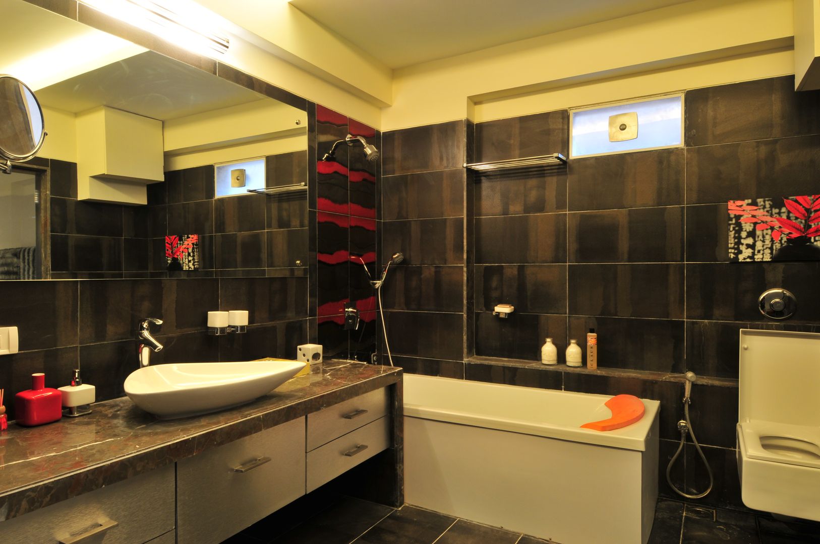 homify Industrial style bathroom Tiles