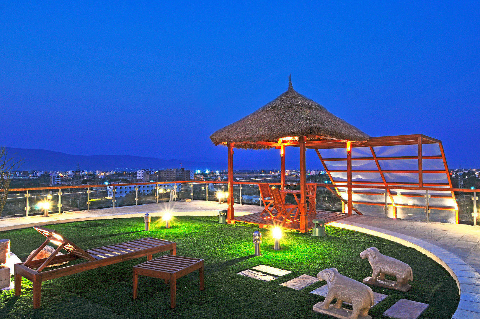 homify Balcones y terrazas asiáticos Piedra