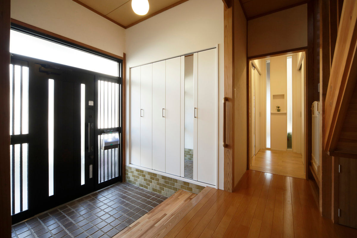 輝国の家, nano Architects nano Architects Modern corridor, hallway & stairs