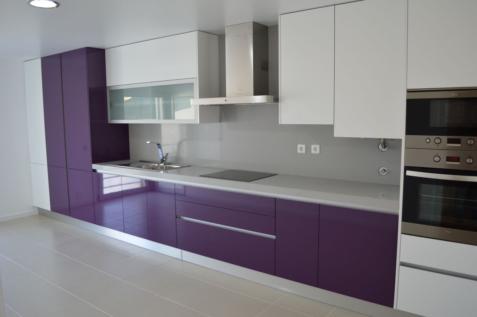 Cozinha em termolaminado roxo e branco Ansidecor Cozinhas modernas Armários e estantes