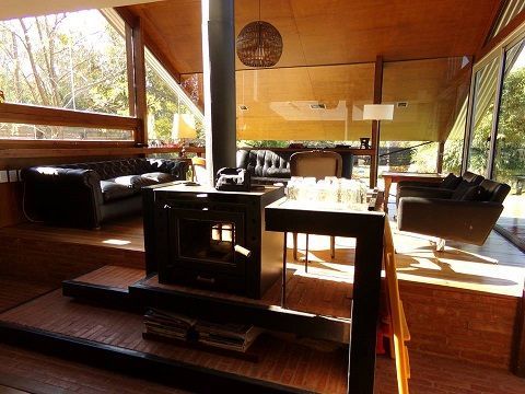 Casa de madera en VILLA ELISA - La Plata, juan olea arquitecto juan olea arquitecto Salones rústicos de estilo rústico